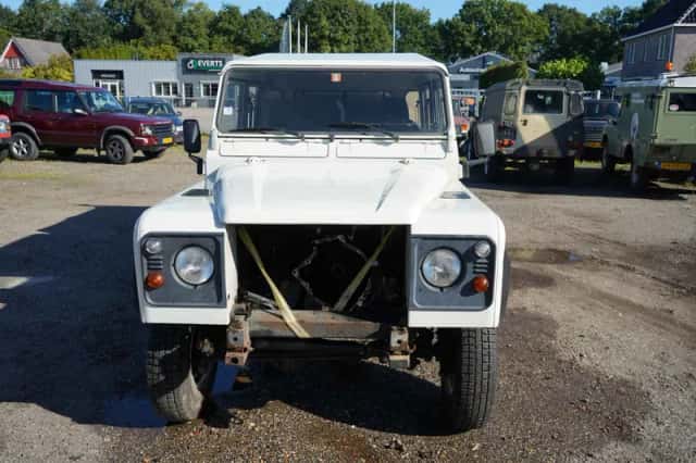 Land Rover Defender (1998) thumbnail 2