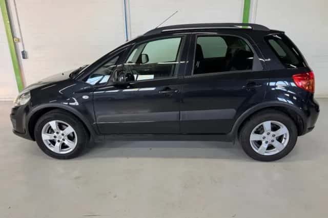 Suzuki SX4 (2010) thumbnail 3