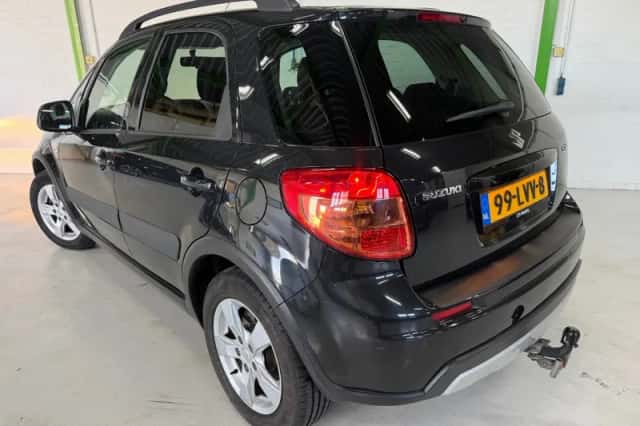 Suzuki SX4 (2010) thumbnail 4