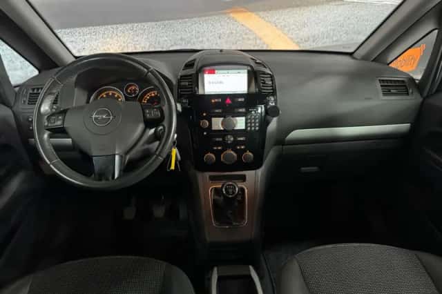 Opel Zafira (2010) thumbnail 2