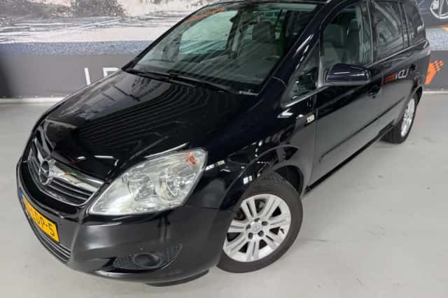 Opel Zafira (2010) thumbnail 3