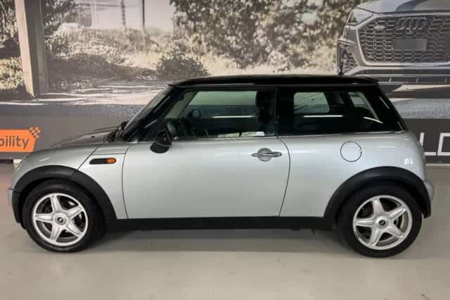 MINI Cooper (2004) thumbnail 3