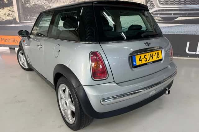 MINI Cooper (2004) thumbnail 4
