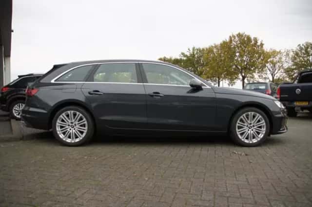Audi A4 (2024) thumbnail 2