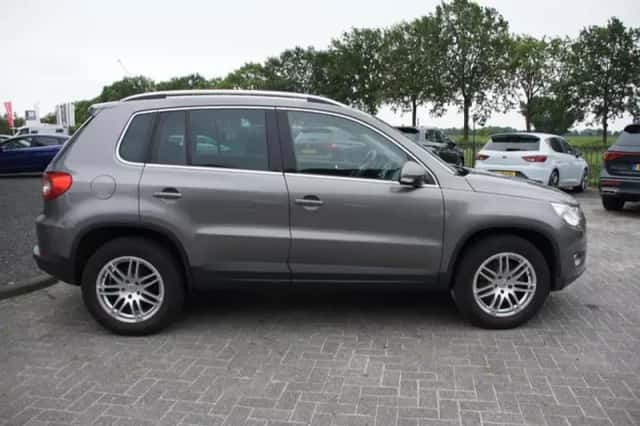 Volkswagen Tiguan (2009) thumbnail 2
