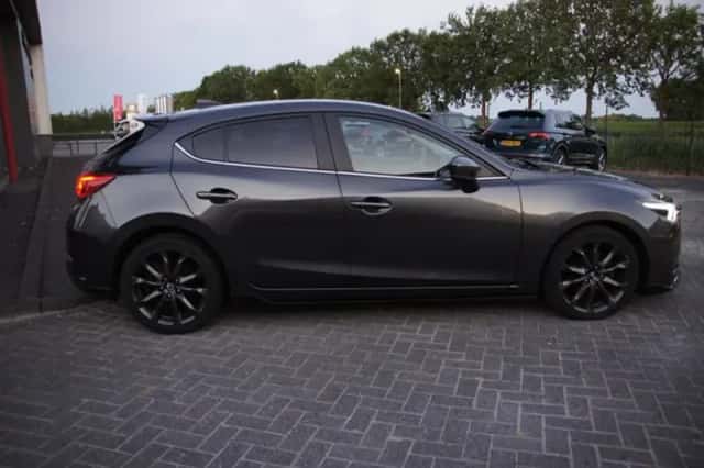 Mazda 3 (2017) thumbnail 2