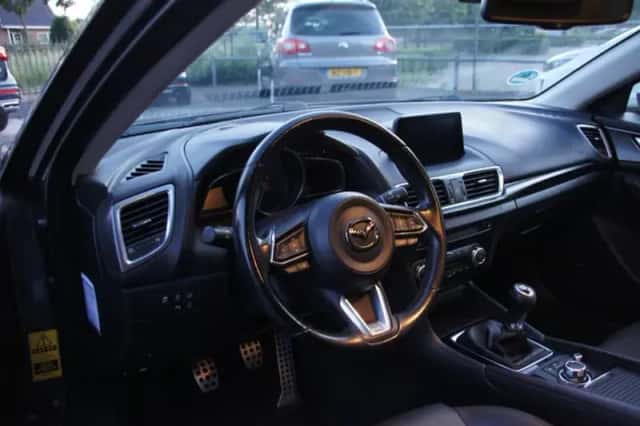 Mazda 3 (2017) thumbnail 5