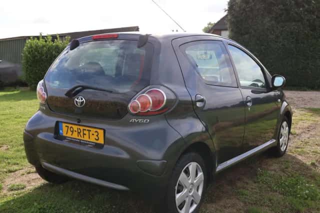 Toyota Aygo (2011) thumbnail 3