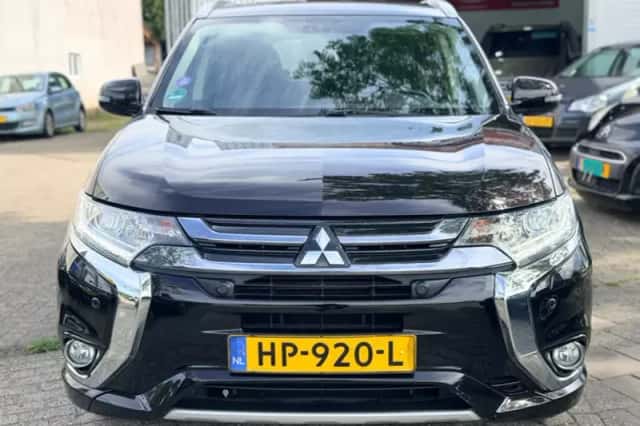 Mitsubishi Outlander (2015) thumbnail 2