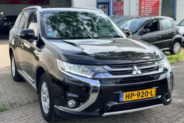 Mitsubishi Outlander (2015) thumbnail 3