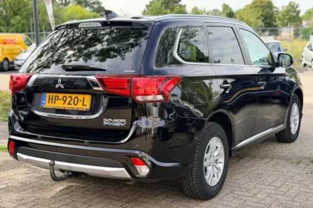 Mitsubishi Outlander (2015) thumbnail 4
