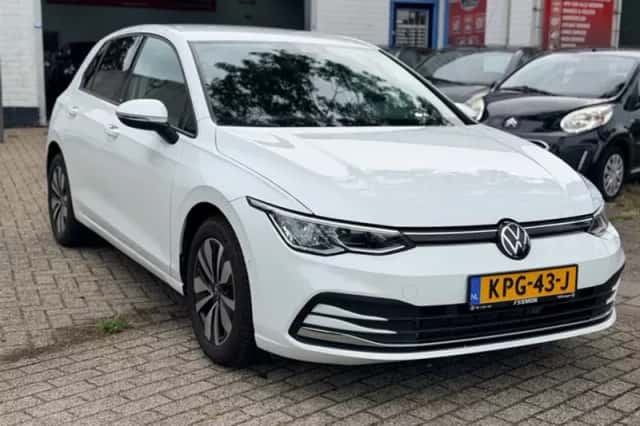 Volkswagen Golf (2024) thumbnail 3