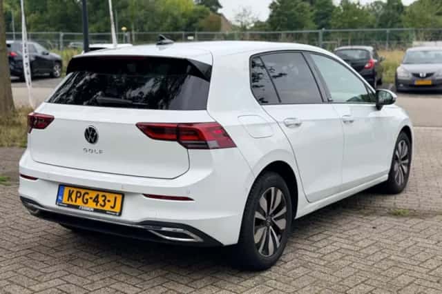 Volkswagen Golf (2024) thumbnail 4