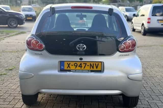 Toyota Aygo (2011) thumbnail 4