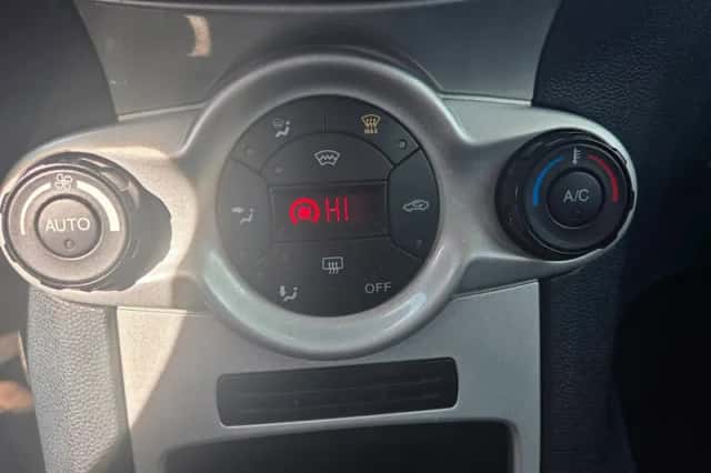 Ford Fiesta (2012) thumbnail 6