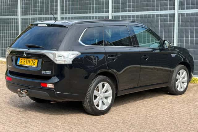 Mitsubishi Outlander (2013) thumbnail 2