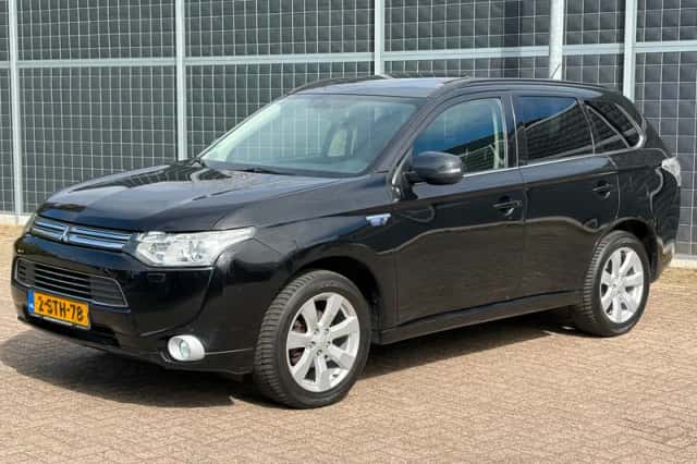 Mitsubishi Outlander (2013) thumbnail 3
