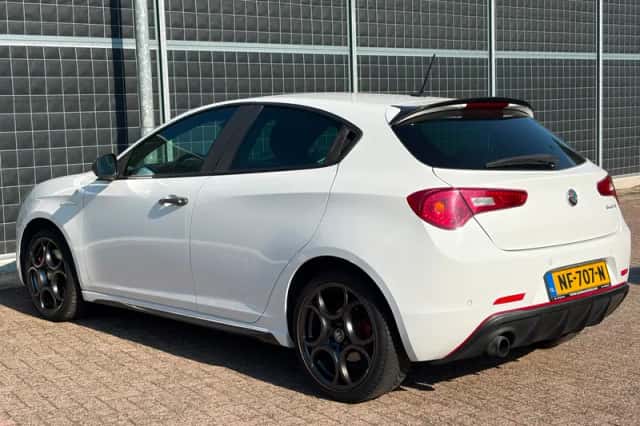Alfa Romeo Giulietta (2017) thumbnail 4