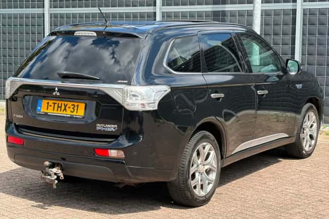 Mitsubishi Outlander (2014) thumbnail 2