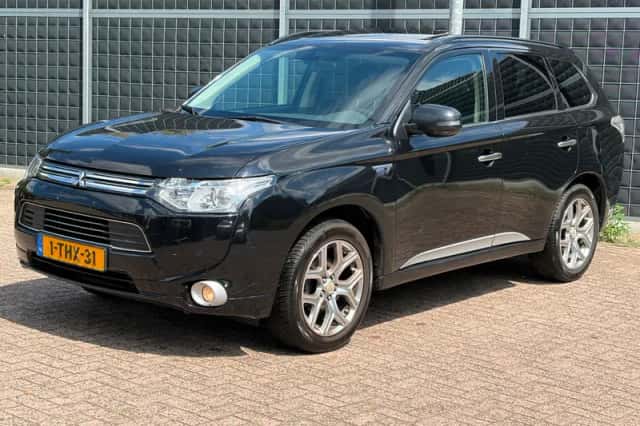 Mitsubishi Outlander (2014) thumbnail 3