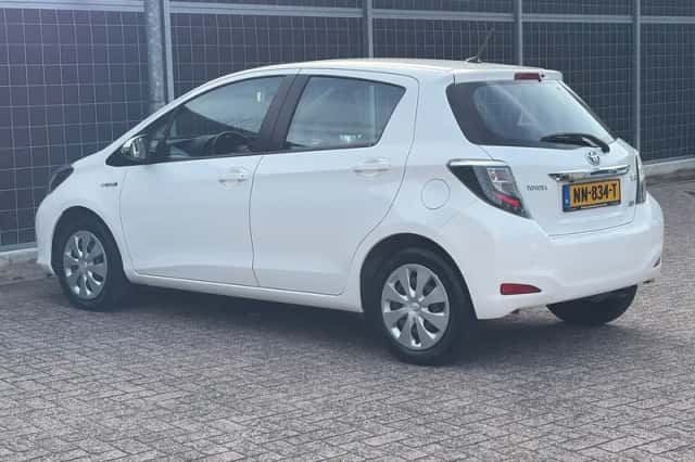 Toyota Yaris (2012) thumbnail 2