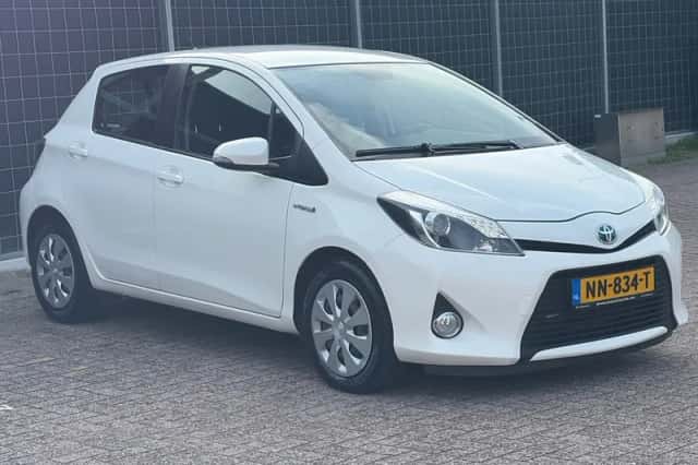 Toyota Yaris (2012) thumbnail 3
