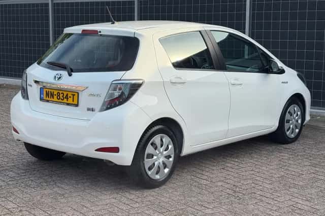 Toyota Yaris (2012) thumbnail 4