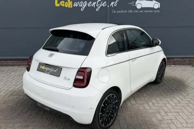 Fiat 500 (2023) thumbnail 2