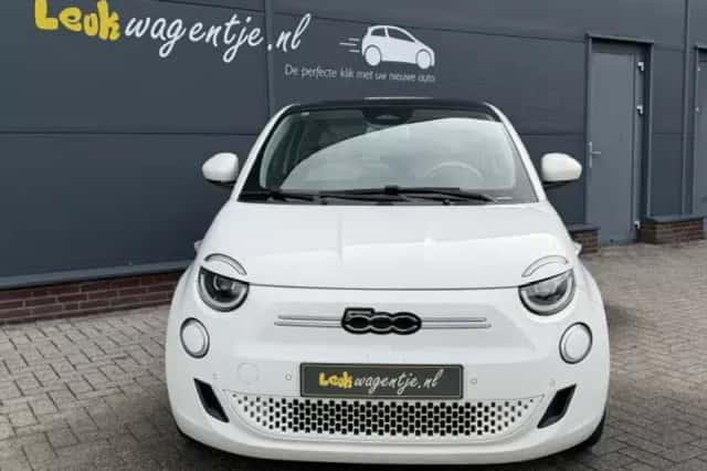 Fiat 500 (2023) thumbnail 4