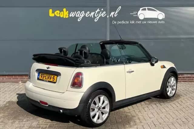 MINI Cabrio (2010) thumbnail 2