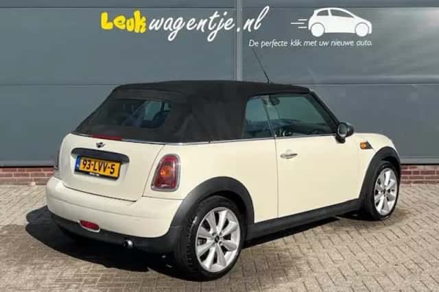 MINI Cabrio (2010) thumbnail 4