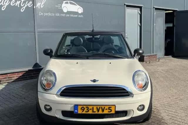 MINI Cabrio (2010) thumbnail 5