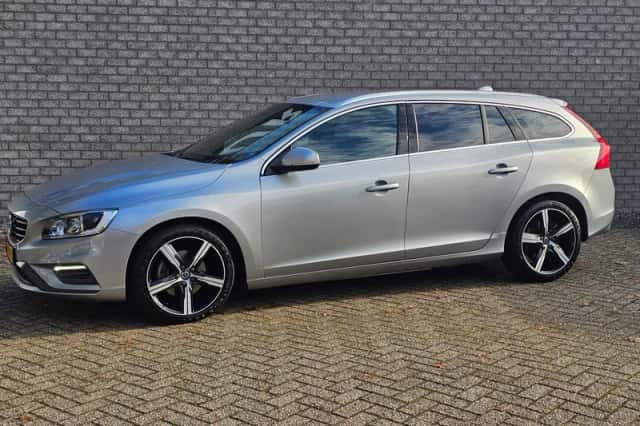 Volvo V60 (2017) thumbnail 2