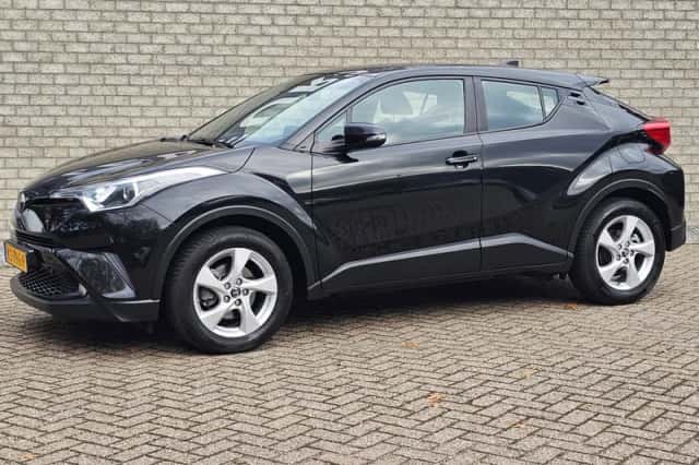 Toyota C-HR (2016) thumbnail 2