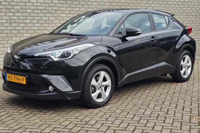 Toyota C-HR (2016) thumbnail 3