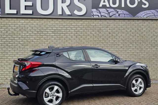 Toyota C-HR (2016) thumbnail 4