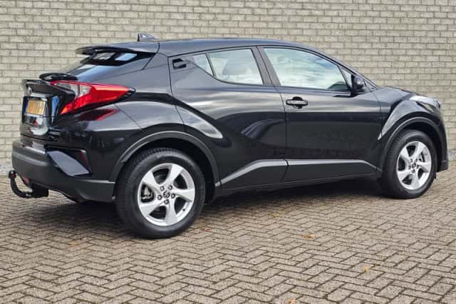 Toyota C-HR (2016) thumbnail 5