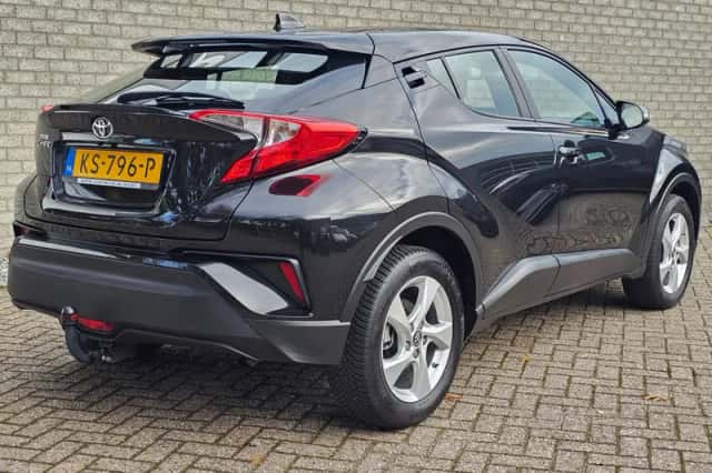 Toyota C-HR (2016) thumbnail 6