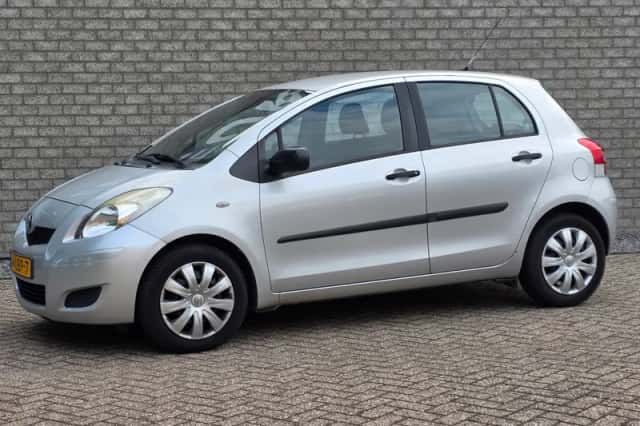 Toyota Yaris (2010) thumbnail 2
