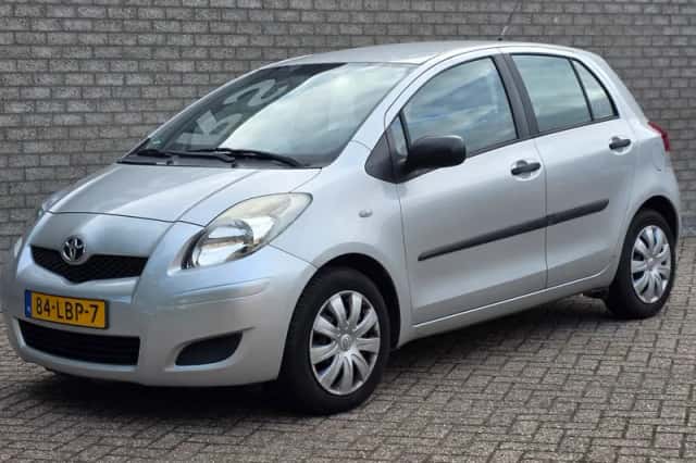 Toyota Yaris (2010) thumbnail 3