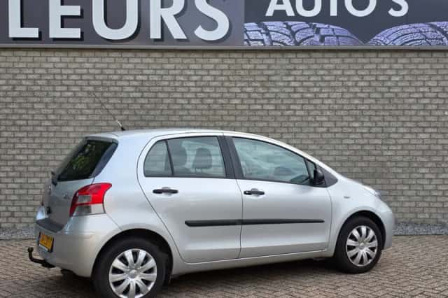 Toyota Yaris (2010) thumbnail 4