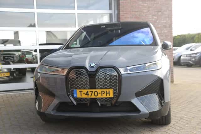 BMW iX (2023) thumbnail 2
