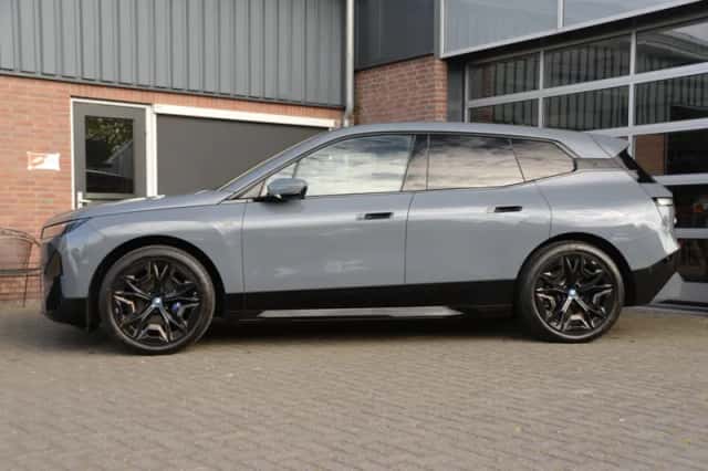 BMW iX (2023) thumbnail 3