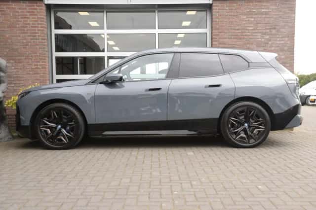 BMW iX (2023) thumbnail 4
