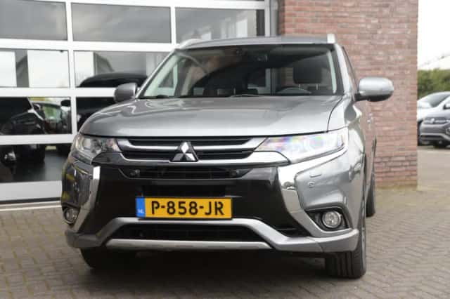 Mitsubishi Outlander (2016) thumbnail 2