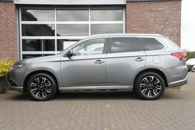 Mitsubishi Outlander (2016) thumbnail 3