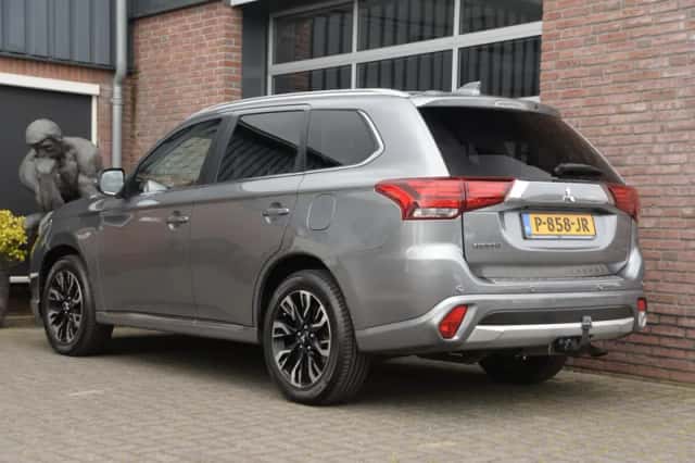 Mitsubishi Outlander (2016) thumbnail 4
