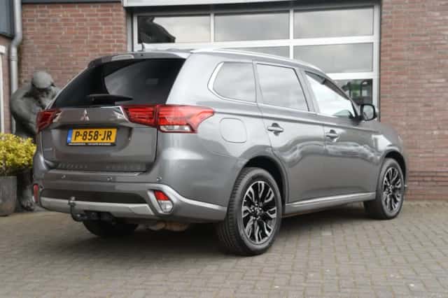 Mitsubishi Outlander (2016) thumbnail 5