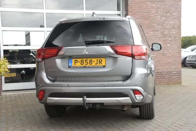 Mitsubishi Outlander (2016) thumbnail 6