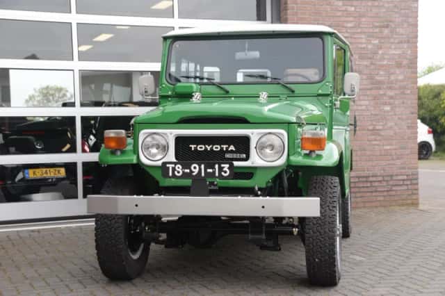 Toyota Land Cruiser (1981) thumbnail 2